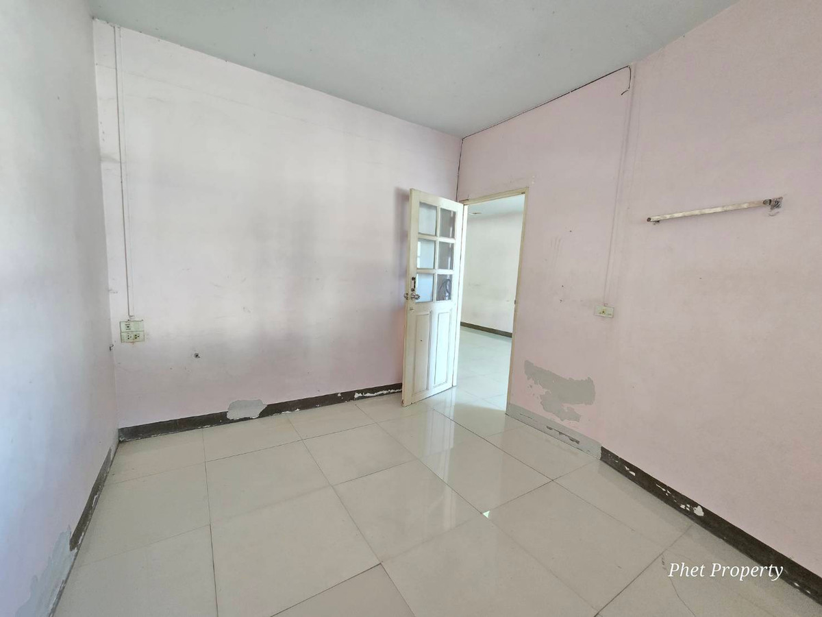 ให้เช่าทาวน์โฮมนนทบุรี บางใหญ่ บางบัวทอง : ให้เช่าทาวน์เฮ้าส์2ชั้น  อยู่ด้านหน้าหมู่บ้าน ศิริวรรณ-ชวนชม บางบัวทอง