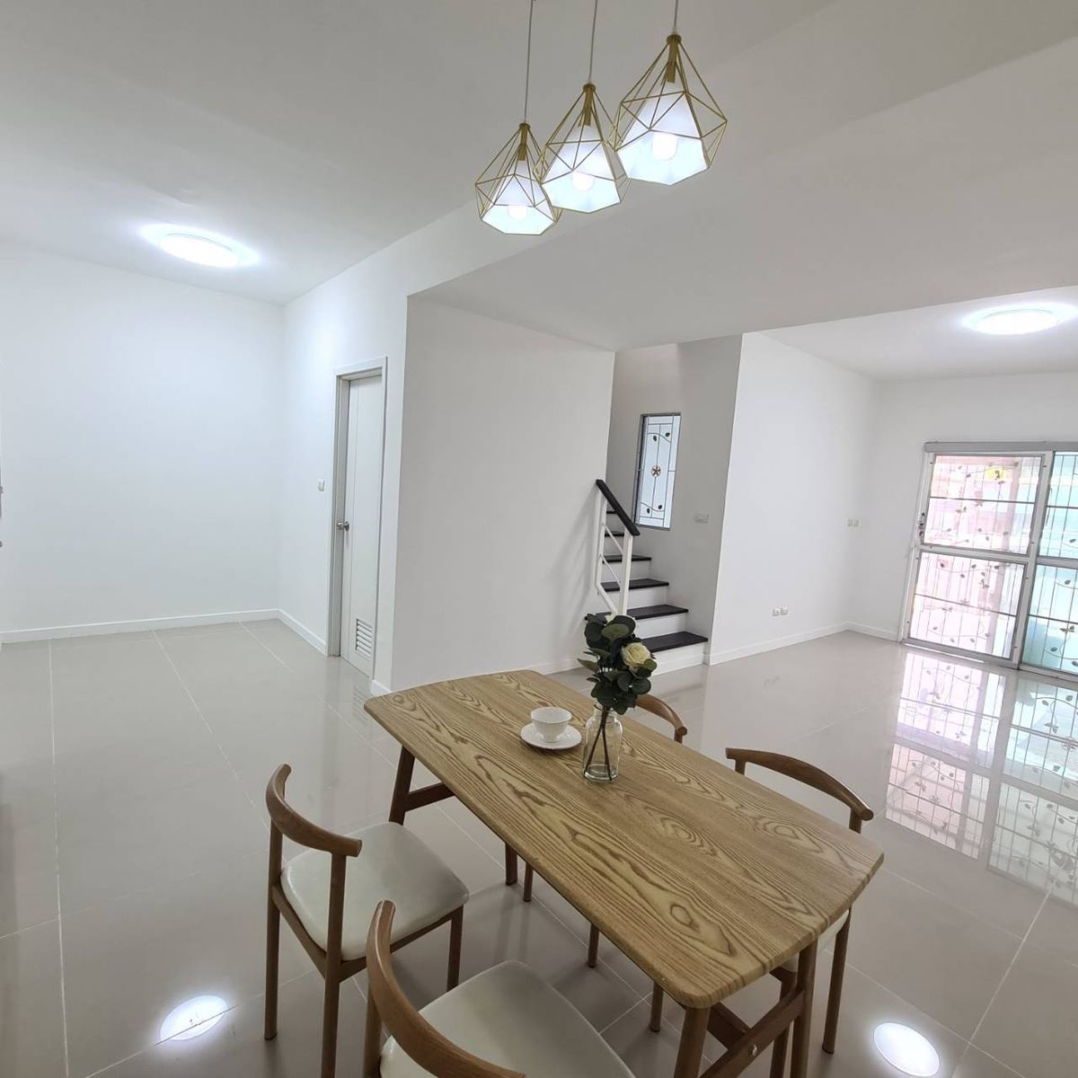 ขายทาวน์โฮมลาดกระบัง สุวรรณภูมิ : ขายทาวน์เฮ้าส์🏠 บ้านพฤกษา 78 นิคมฯลาดกระบัง เนื้อที่ 18.5 ตรว. 3 ห้องนอน 2 ห้องน้ำ รีโนเวทใหม่ 