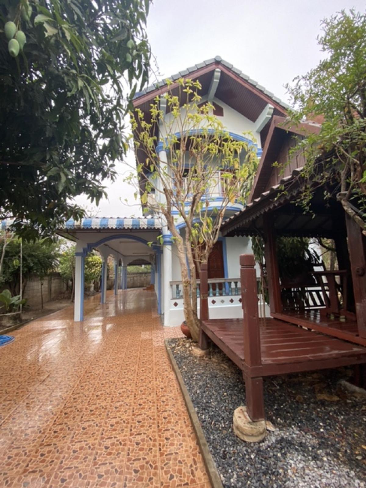 For SaleHouseLop Buri : House for sale (in Lopburi city) 2-storey detached house, 3 bedrooms, 2 bathrooms, title deed, area 105 sq m., built with brick, near school, near Tha Pho Market (ready to transfer), price 2.8 million (owner sells himself)