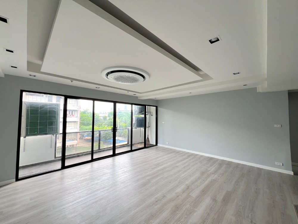 ขายคอนโดสาทร นราธิวาส : SALE ขายคอนโดบ้านสาทร สาทรซอย1  เยื้องร้านอาหารชื่อดัง Concierge และ นิติดูแลดีเยี่ยม ลดพิเศษเพียง 10,950,000 บาท