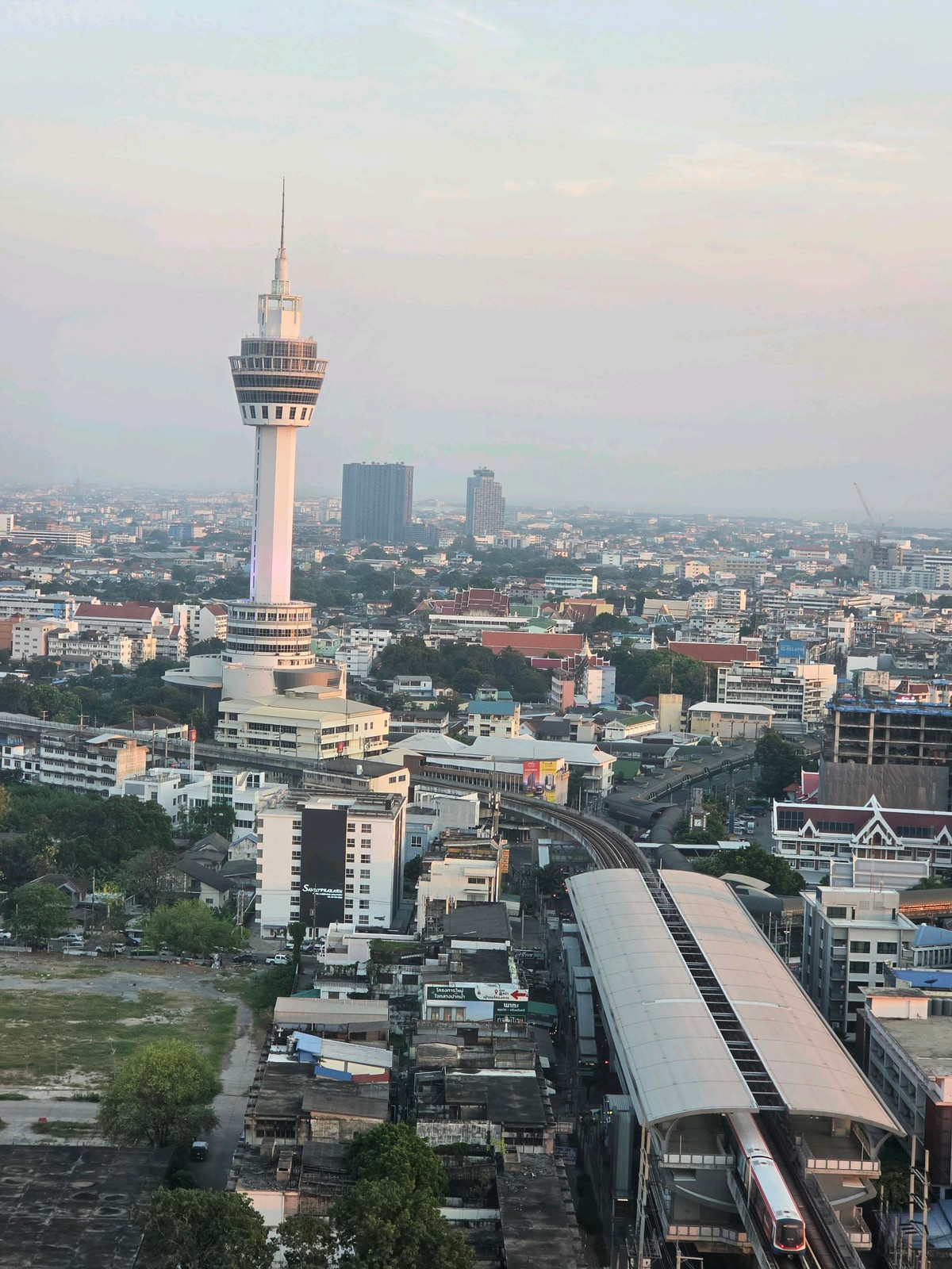 ขายคอนโดสมุทรปราการ สำโรง : 🔥🔥ขายห้องตกแต่งใหม่ พื้นใหม่ ฟรีเครื่องใช้ไฟฟ้าใหม่ 🥰🥰🥰 คอนโด Knightsbridge Sky River Ocean BTS ปากน้ำ / โรงเรียนนายเรือ นัดชม 065-451-9256 ❤️❤️❤️