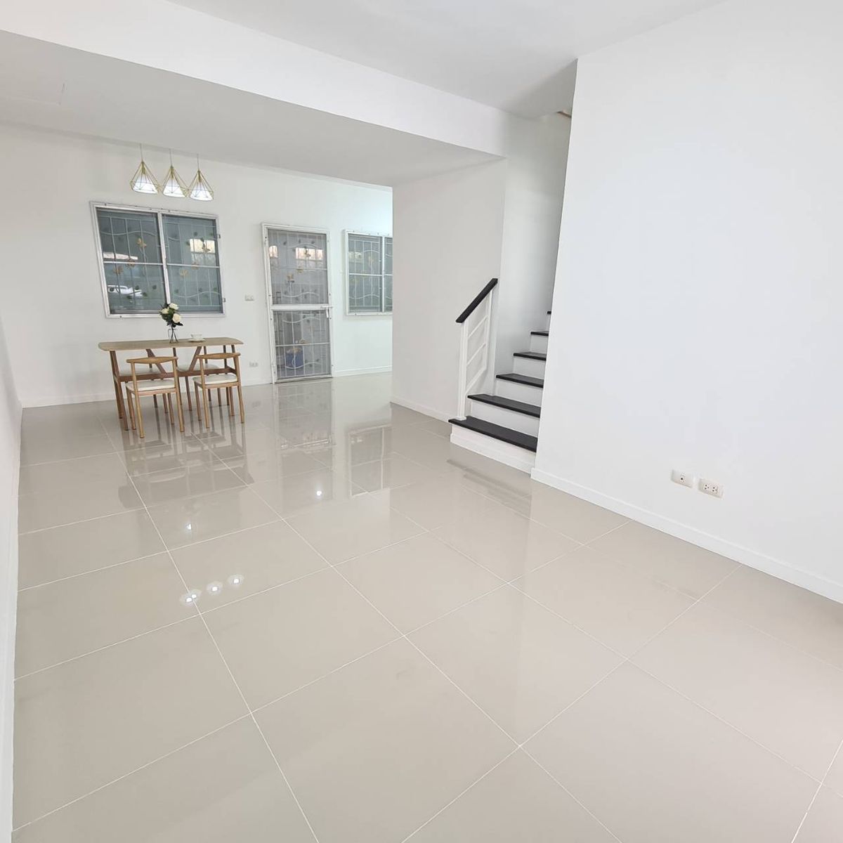 ขายทาวน์โฮมลาดกระบัง สุวรรณภูมิ : ขายทาวน์เฮ้าส์🏠 บ้านพฤกษา 78 นิคมฯลาดกระบัง เนื้อที่ 18.5 ตรว. 3 ห้องนอน 2 ห้องน้ำ รีโนเวทใหม่ 