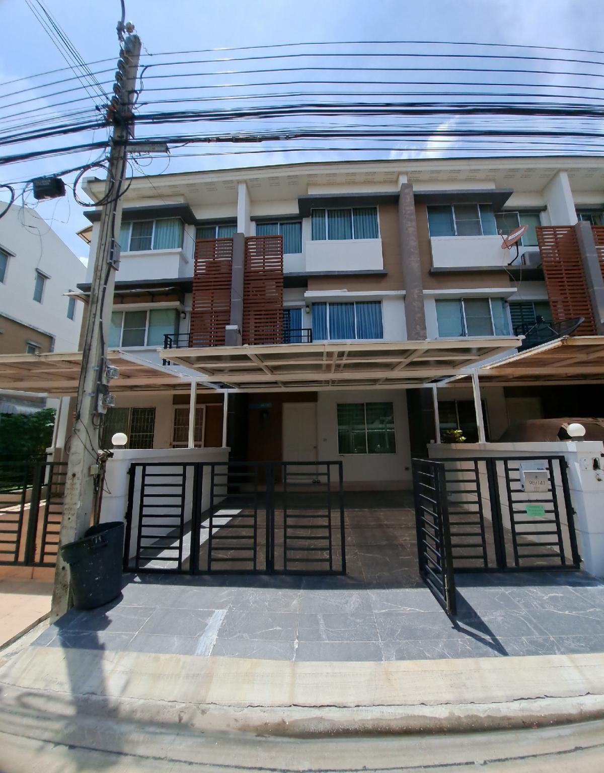 ขายทาวน์โฮมลาดกระบัง สุวรรณภูมิ : ขายทาวโฮม 3 ชั้น Townplus ลาดกระบัง- อ่อนนุช  ใกล้สนามบินสุวรรณภูมิ มหาลัย ห้างสรรพสินค้า
