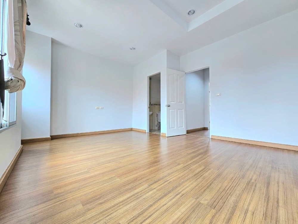 For SaleTownhomePattanakan, Srinakarin : K-5934 Urgent sale! Baan Klang Muang, The Royal Monaco Srinakarin - Phatthanakan, corner house, ready to move in