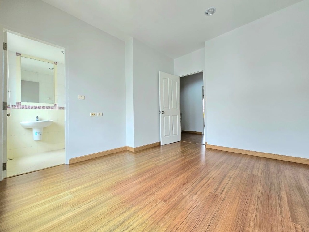 For SaleTownhomePattanakan, Srinakarin : K-5934 Urgent sale! Baan Klang Muang, The Royal Monaco Srinakarin - Phatthanakan, corner house, ready to move in