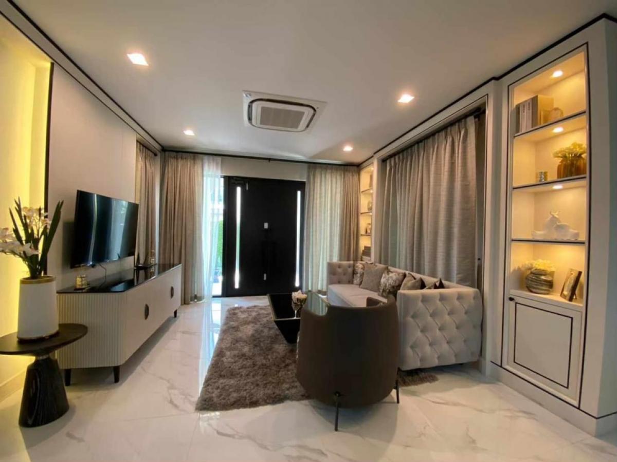 ขายบ้านวิภาวดี ดอนเมือง หลักสี่ : 📢👇Luxury house at Nantawan Ramindra - Phahonyothin 50 for sale with good Feng Shui, facing south, designed in a Tuscany style uniquely distinctive, giving the feeling of a home in the European region of Italy. Convenient location, close to the expressway,