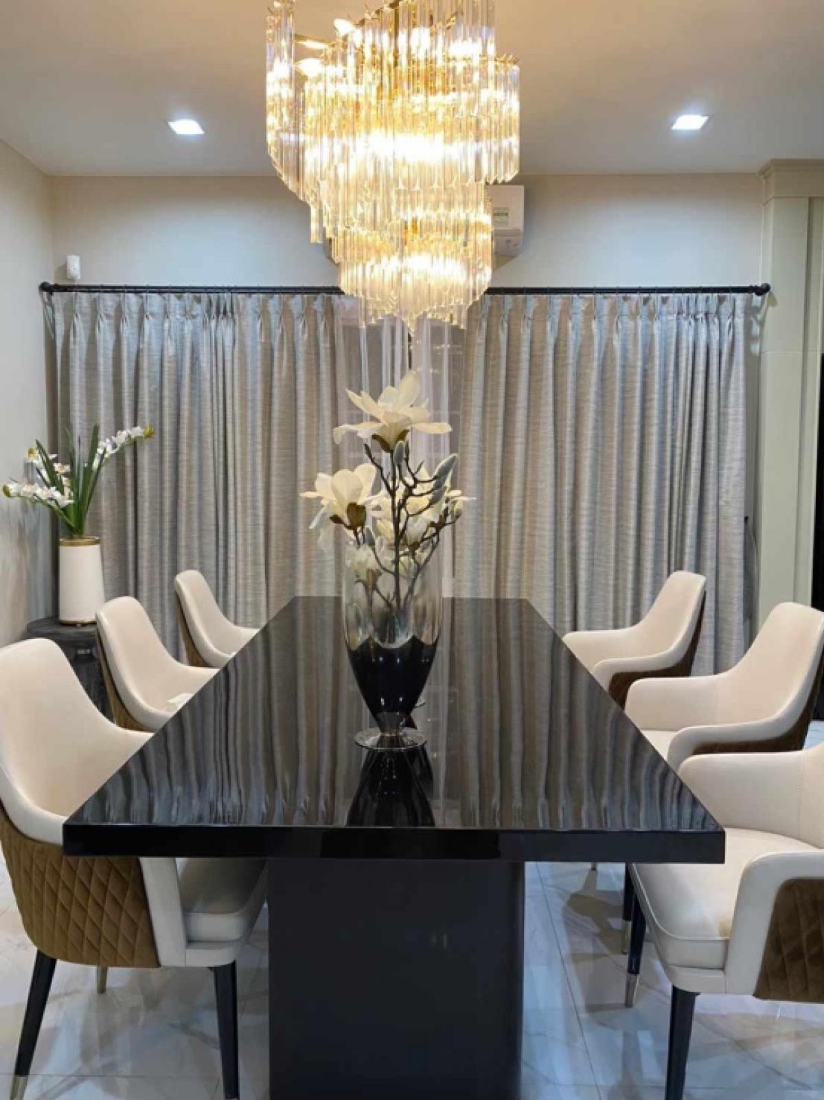 ขายบ้านวิภาวดี ดอนเมือง หลักสี่ : 📢👇Luxury house at Nantawan Ramindra - Phahonyothin 50 for sale with good Feng Shui, facing south, designed in a Tuscany style uniquely distinctive, giving the feeling of a home in the European region of Italy. Convenient location, close to the expressway,