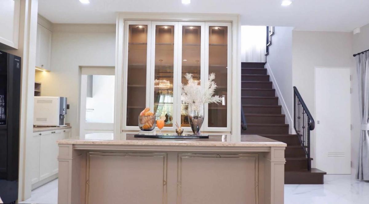 ขายบ้านวิภาวดี ดอนเมือง หลักสี่ : 📢👇Luxury house at Nantawan Ramindra - Phahonyothin 50 for sale with good Feng Shui, facing south, designed in a Tuscany style uniquely distinctive, giving the feeling of a home in the European region of Italy. Convenient location, close to the expressway,