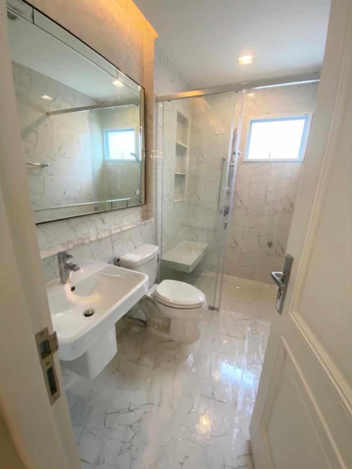 ขายบ้านวิภาวดี ดอนเมือง หลักสี่ : 📢👇Luxury house at Nantawan Ramindra - Phahonyothin 50 for sale with good Feng Shui, facing south, designed in a Tuscany style uniquely distinctive, giving the feeling of a home in the European region of Italy. Convenient location, close to the expressway,