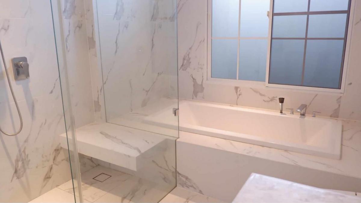 ให้เช่าบ้านวิภาวดี ดอนเมือง หลักสี่ : 📢👇Luxury house at Nantawan Ramindra - Phahonyothin 50 for sale with good Feng Shui, facing south, designed in a Tuscany style uniquely distinctive, giving the feeling of a home in the European region of Italy. Convenient location, close to the expressway,