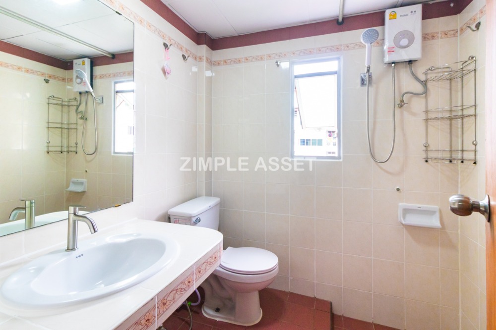 For RentPattanakan, Srinakarin : Line: @zimple_asset Monthly apartment opposite Seacon Square, furnished, with Wi-Fi and parking, near Dusit Thani College and BTS Suan Luang Rama 9 Station.