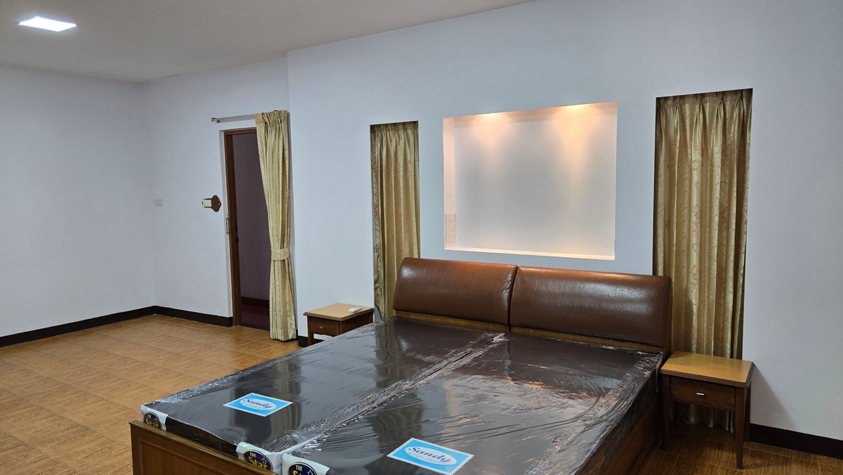 For RentPattanakan, Srinakarin : Line: @zimple_asset Monthly apartment opposite Seacon Square, furnished, with Wi-Fi and parking, near Dusit Thani College and BTS Suan Luang Rama 9 Station.