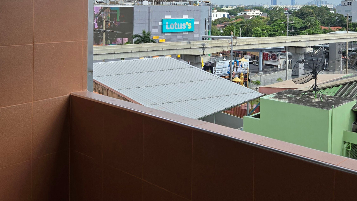 For RentPattanakan, Srinakarin : Line: @zimple_asset Monthly apartment opposite Seacon Square, furnished, with Wi-Fi and parking, near Dusit Thani College and BTS Suan Luang Rama 9 Station.