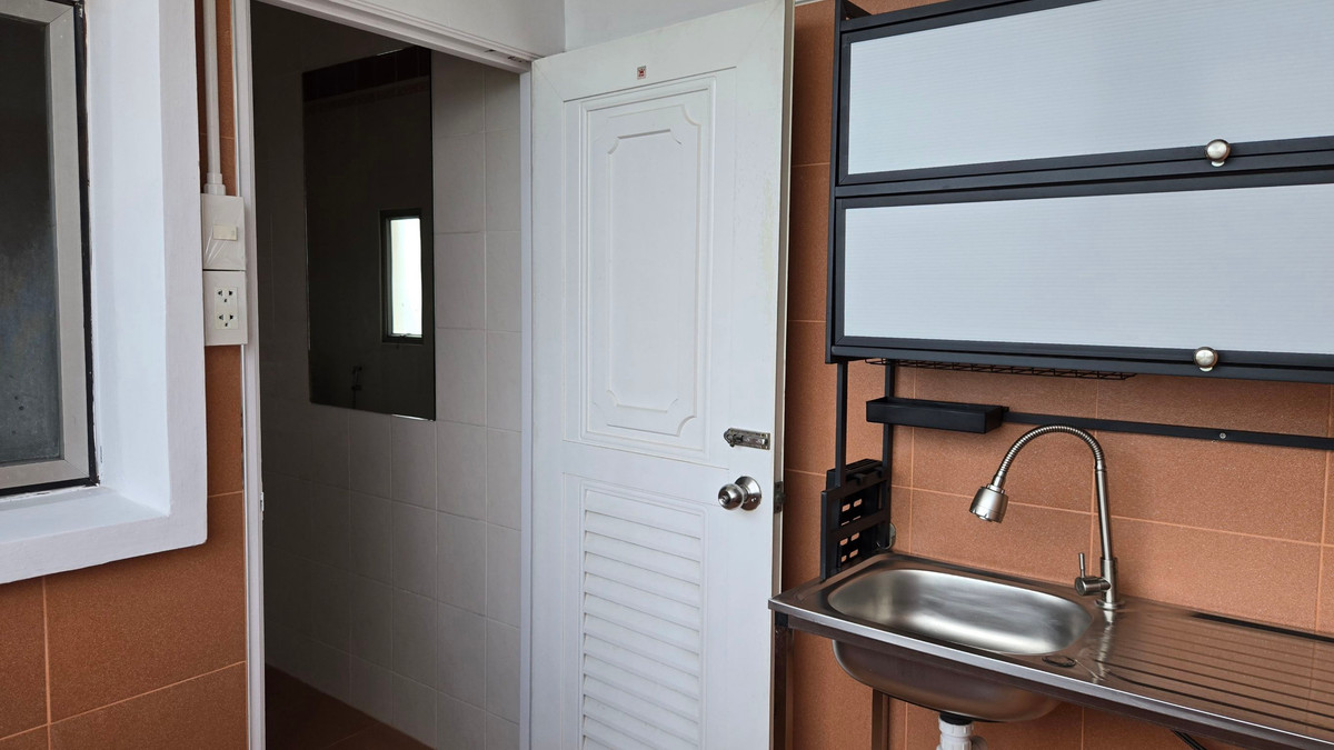 For RentPattanakan, Srinakarin : Line: @zimple_asset Monthly apartment opposite Seacon Square, furnished, with Wi-Fi and parking, near Dusit Thani College and BTS Suan Luang Rama 9 Station.