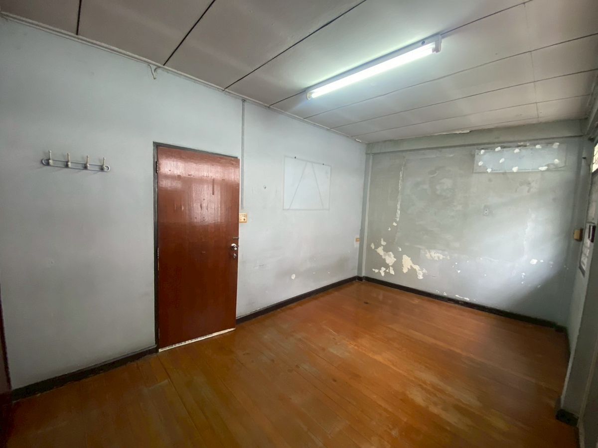 For SaleTownhomeBang kae, Phetkasem : *Urgent sale* Selling for 4 million 💥 Petchkasem Road, Soi 60/3 💥 Selling a townhouse, 100 meters into Petchkasem Road alley!! Near Bang Khae BTS station 💥💥088-398-3835