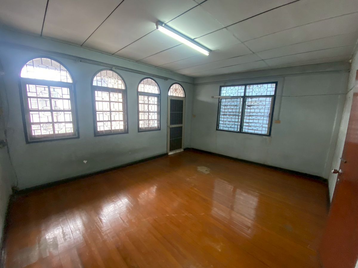 For SaleTownhomeBang kae, Phetkasem : *Urgent sale* Selling for 4 million 💥 Petchkasem Road, Soi 60/3 💥 Selling a townhouse, 100 meters into Petchkasem Road alley!! Near Bang Khae BTS station 💥💥088-398-3835