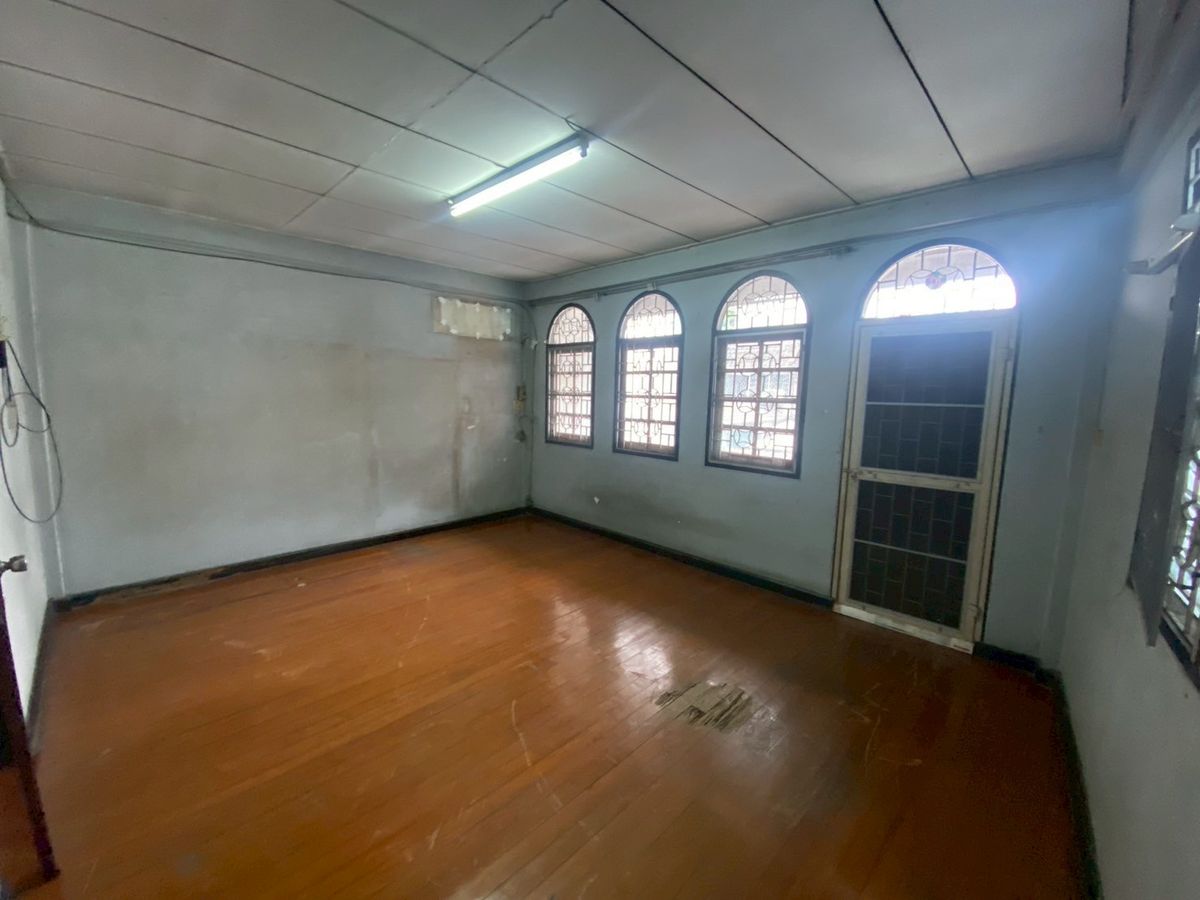 For SaleTownhomeBang kae, Phetkasem : *Urgent sale* Selling for 4 million 💥 Petchkasem Road, Soi 60/3 💥 Selling a townhouse, 100 meters into Petchkasem Road alley!! Near Bang Khae BTS station 💥💥088-398-3835