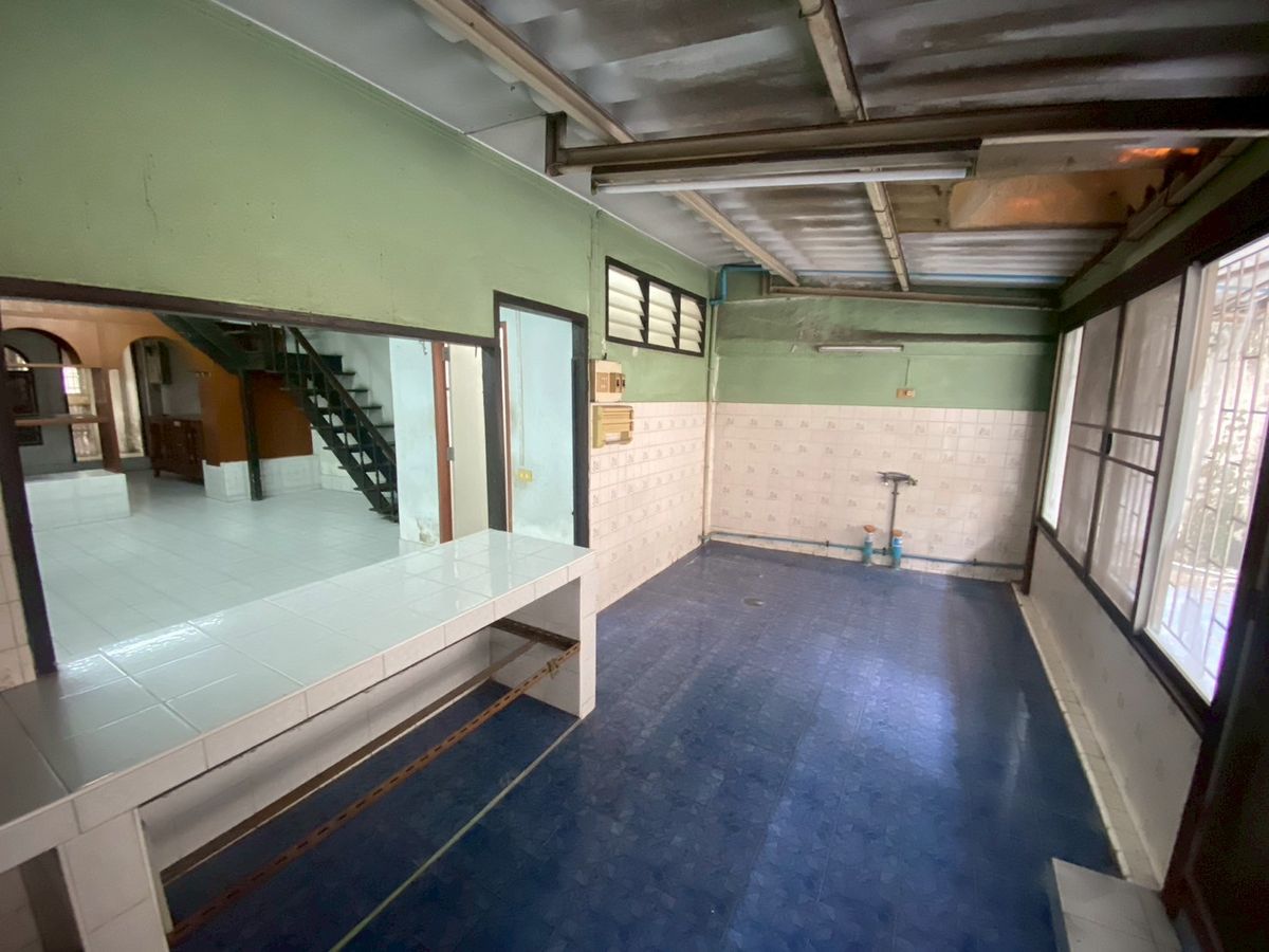 For SaleTownhomeBang kae, Phetkasem : *Urgent sale* Selling for 4 million 💥 Petchkasem Road, Soi 60/3 💥 Selling a townhouse, 100 meters into Petchkasem Road alley!! Near Bang Khae BTS station 💥💥088-398-3835