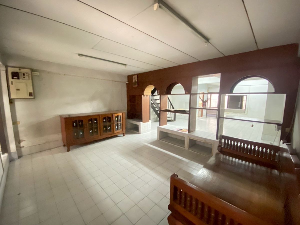 For SaleTownhomeBang kae, Phetkasem : *Urgent sale* Selling for 4 million 💥 Petchkasem Road, Soi 60/3 💥 Selling a townhouse, 100 meters into Petchkasem Road alley!! Near Bang Khae BTS station 💥💥088-398-3835