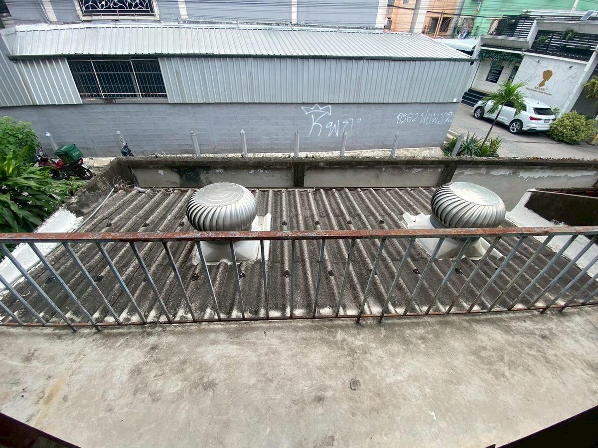 For SaleTownhomeBang kae, Phetkasem : *Urgent sale* Selling for 4 million 💥 Petchkasem Road, Soi 60/3 💥 Selling a townhouse, 100 meters into Petchkasem Road alley!! Near Bang Khae BTS station 💥💥088-398-3835