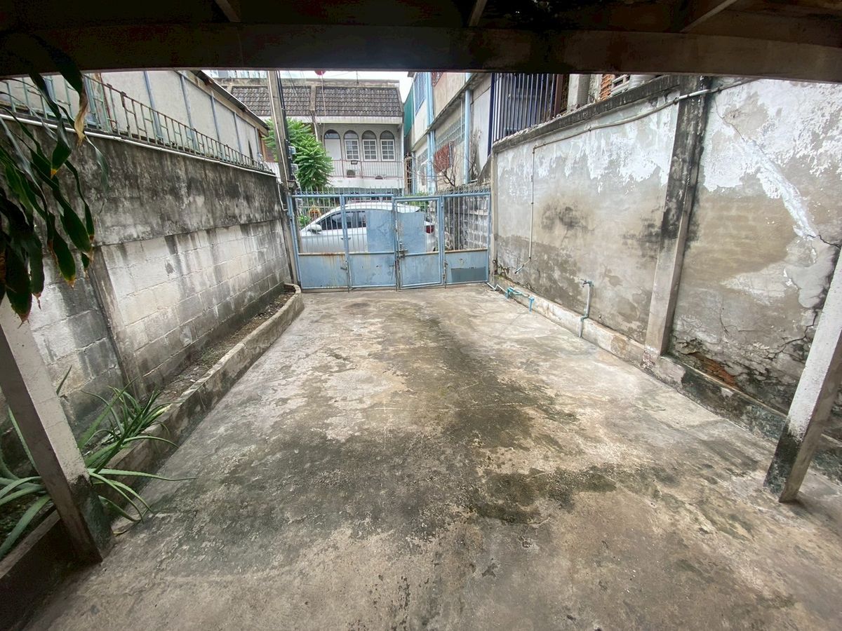 For SaleTownhomeBang kae, Phetkasem : *Urgent sale* Selling for 4 million 💥 Petchkasem Road, Soi 60/3 💥 Selling a townhouse, 100 meters into Petchkasem Road alley!! Near Bang Khae BTS station 💥💥088-398-3835