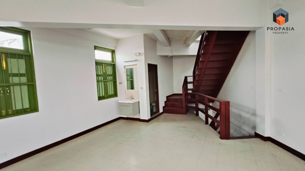 For RentShop HouseYaowarat, Banglamphu : Building for rent, Yaowarat Road, prime location, 2 adjacent shophouses, suitable for gold shops, cafes, famous restaurants.