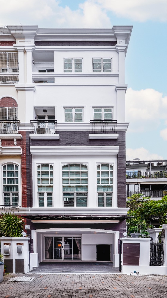 ให้เช่าทาวน์โฮมสาทร นราธิวาส : Fully furnished 4-story townhouse Sathorn Area, Opposite The ONE Bangkok