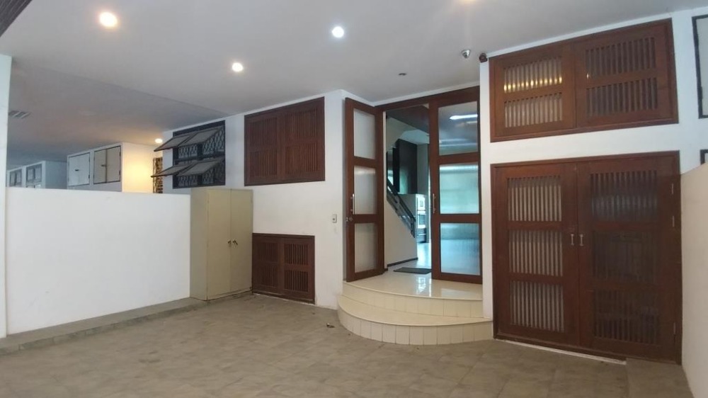 ให้เช่าทาวน์โฮมสุขุมวิท อโศก ทองหล่อ : Townhouse new renovated about 350 sq m. with 4 BEDS in secure compound share swimming pool for rent 24 hours security in Sukhumvit 63 about a 10-min walk from Ekkamai BTS Station