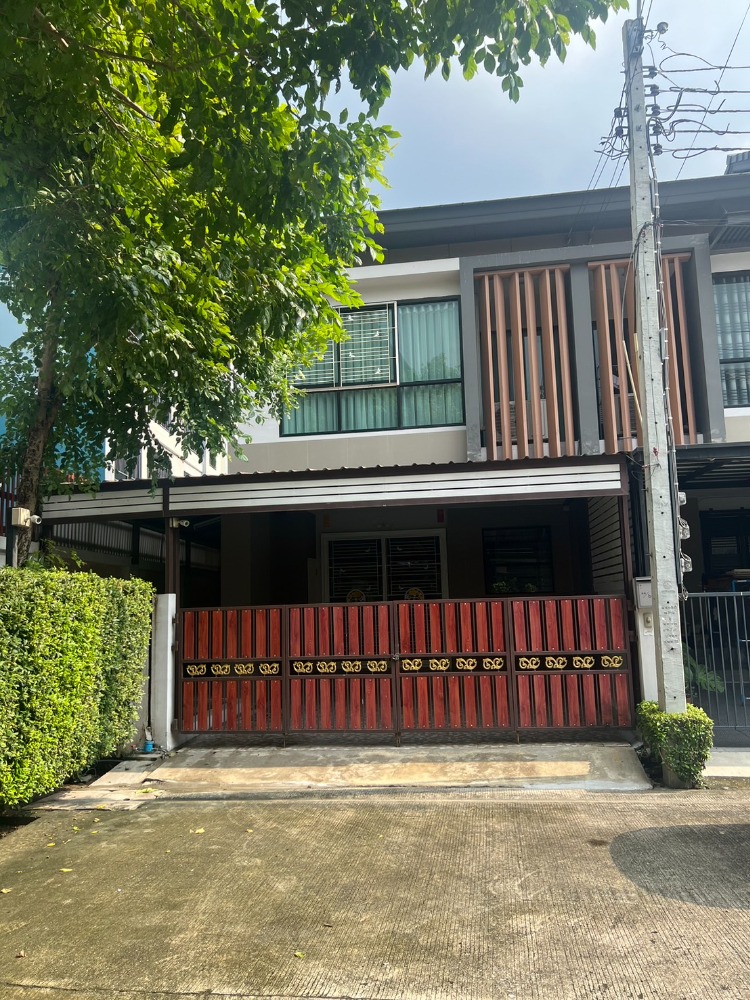 ขายทาวน์โฮม : {ขายด่วน} ทาวน์เฮาส์ รีโนเวทใหม่ หมู่บ้าน พรีเมี่ยม ไทม์โฮม สวนหลวง ร.๙ ใกล้ซีคอนสแควร์​ ศรีนครินทร์ พร้อมเข้าอยู่
