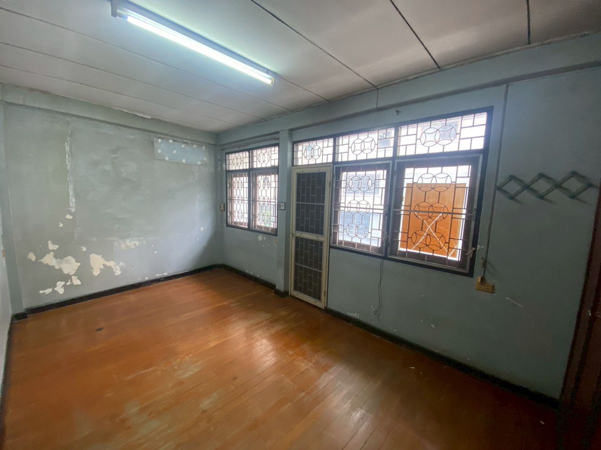 For SaleTownhomeBang kae, Phetkasem : *Urgent sale* Selling for 4 million 💥 Petchkasem Road, Soi 60/3 💥 Selling a townhouse, 100 meters into Petchkasem Road alley!! Near Bang Khae BTS station 💥💥088-398-3835