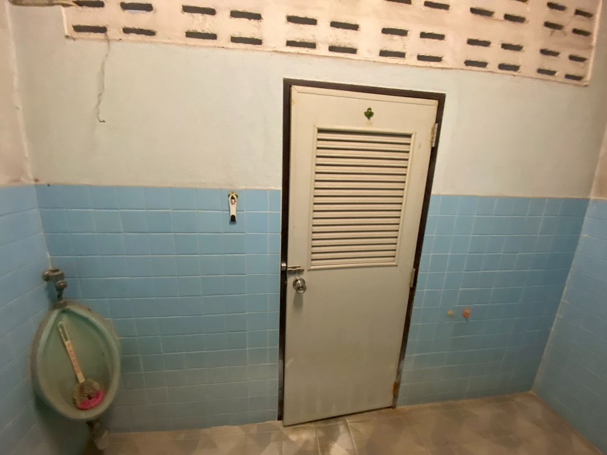 For SaleTownhomeBang kae, Phetkasem : *Urgent sale* Selling for 4 million 💥 Petchkasem Road, Soi 60/3 💥 Selling a townhouse, 100 meters into Petchkasem Road alley!! Near Bang Khae BTS station 💥💥088-398-3835