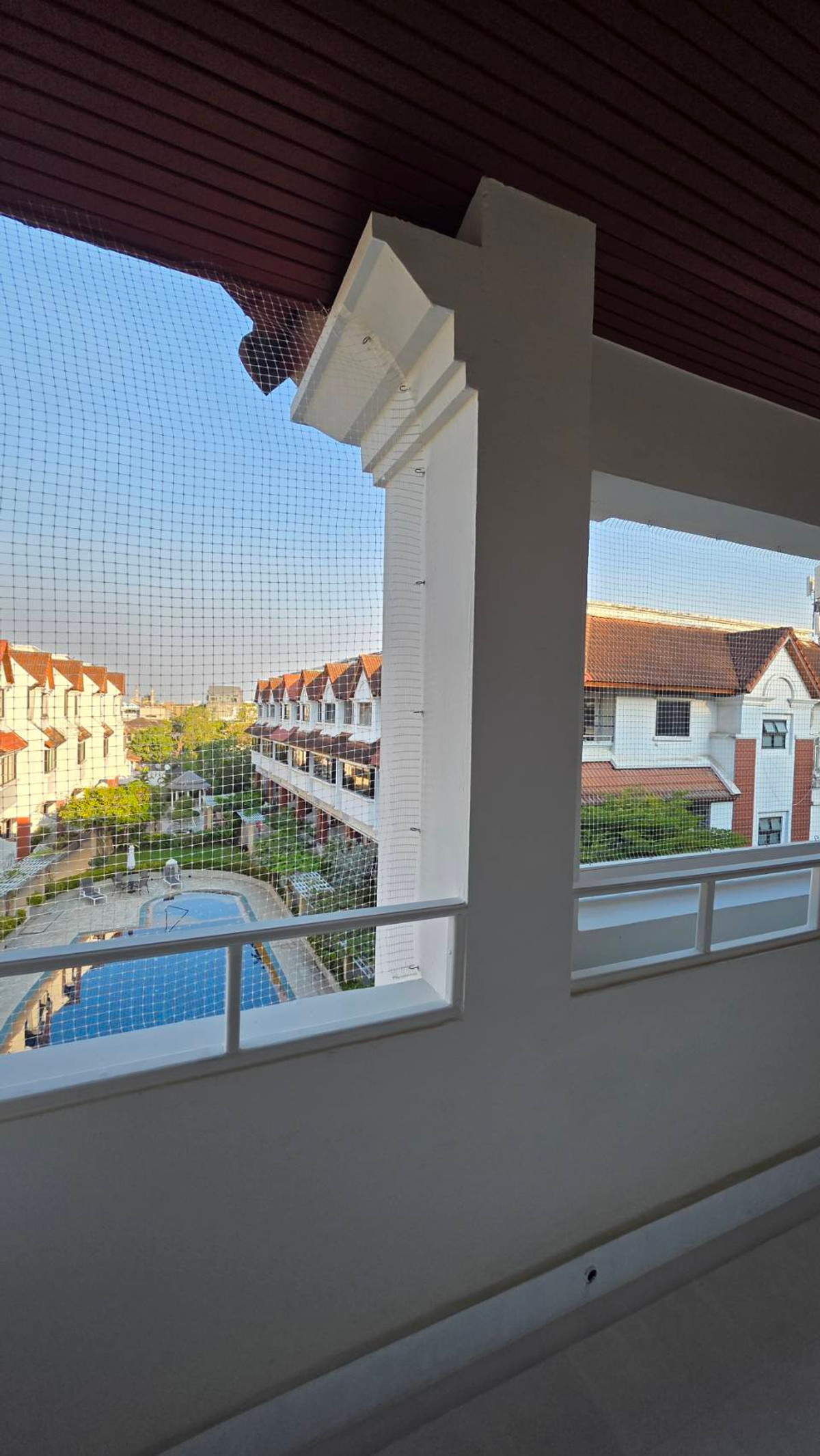 For RentTownhomeSukhumvit, Asoke, Thonglor : Townhouse new renovated about 450 sq m. with 4 BEDS, en-suite bathroom in secure compound share swimming pool in Sukhumvit 63 about a 10-min walk from Ekkamai BTS Station