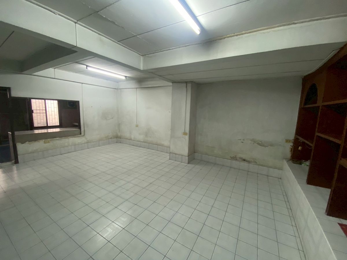 For SaleTownhomeBang kae, Phetkasem : *Urgent sale* Selling for 4 million 💥 Petchkasem Road, Soi 60/3 💥 Selling a townhouse, 100 meters into Petchkasem Road alley!! Near Bang Khae BTS station 💥💥088-398-3835