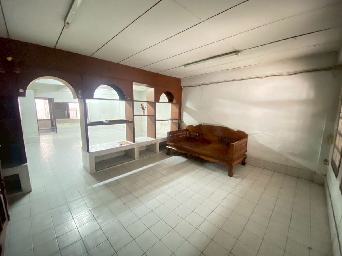 For SaleTownhomeBang kae, Phetkasem : *Urgent sale* Selling for 4 million 💥 Petchkasem Road, Soi 60/3 💥 Selling a townhouse, 100 meters into Petchkasem Road alley!! Near Bang Khae BTS station 💥💥088-398-3835