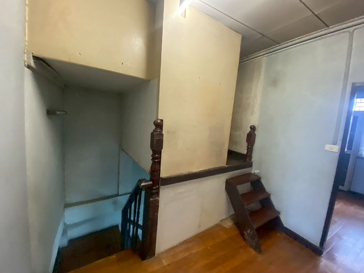 For SaleTownhomeBang kae, Phetkasem : *Urgent sale* Selling for 4 million 💥 Petchkasem Road, Soi 60/3 💥 Selling a townhouse, 100 meters into Petchkasem Road alley!! Near Bang Khae BTS station 💥💥088-398-3835