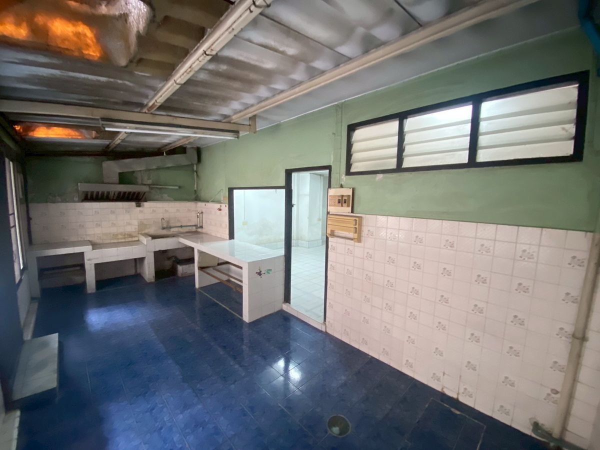 For SaleTownhomeBang kae, Phetkasem : *Urgent sale* Selling for 4 million 💥 Petchkasem Road, Soi 60/3 💥 Selling a townhouse, 100 meters into Petchkasem Road alley!! Near Bang Khae BTS station 💥💥088-398-3835