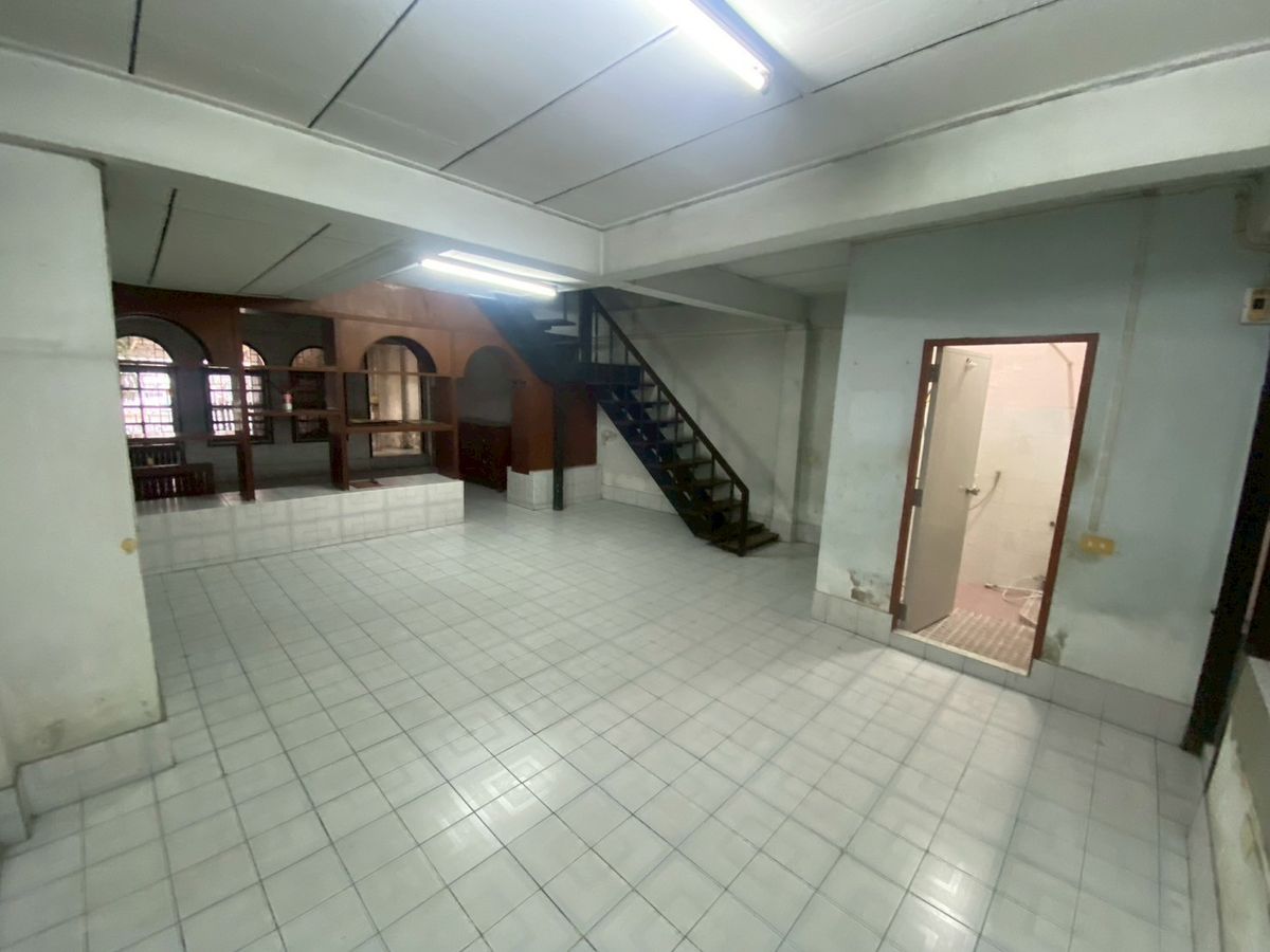 For SaleTownhomeBang kae, Phetkasem : *Urgent sale* Selling for 4 million 💥 Petchkasem Road, Soi 60/3 💥 Selling a townhouse, 100 meters into Petchkasem Road alley!! Near Bang Khae BTS station 💥💥088-398-3835