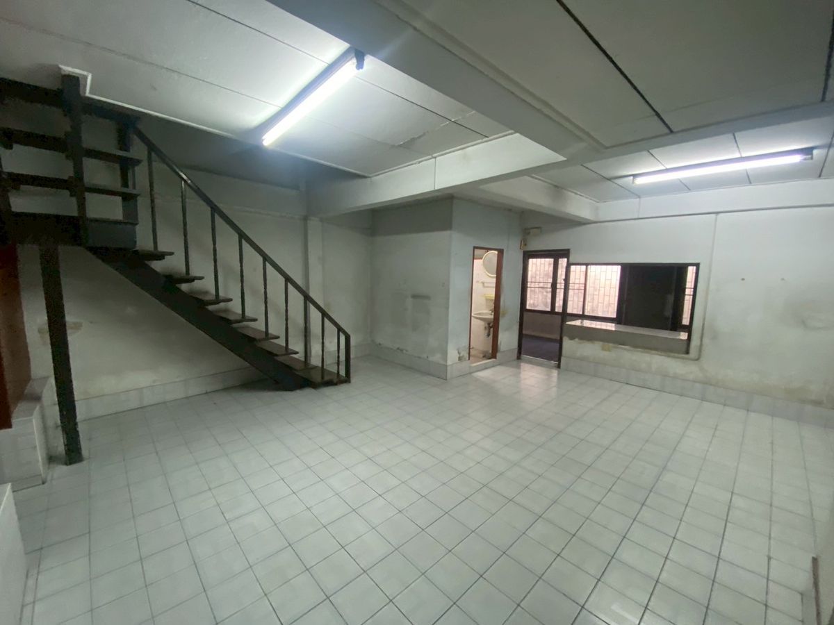 For SaleTownhomeBang kae, Phetkasem : *Urgent sale* Selling for 4 million 💥 Petchkasem Road, Soi 60/3 💥 Selling a townhouse, 100 meters into Petchkasem Road alley!! Near Bang Khae BTS station 💥💥088-398-3835