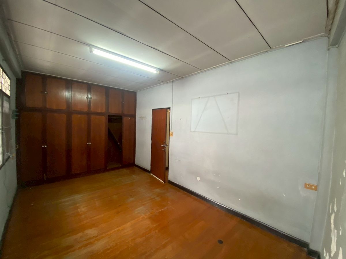 For SaleTownhomeBang kae, Phetkasem : *Urgent sale* Selling for 4 million 💥 Petchkasem Road, Soi 60/3 💥 Selling a townhouse, 100 meters into Petchkasem Road alley!! Near Bang Khae BTS station 💥💥088-398-3835