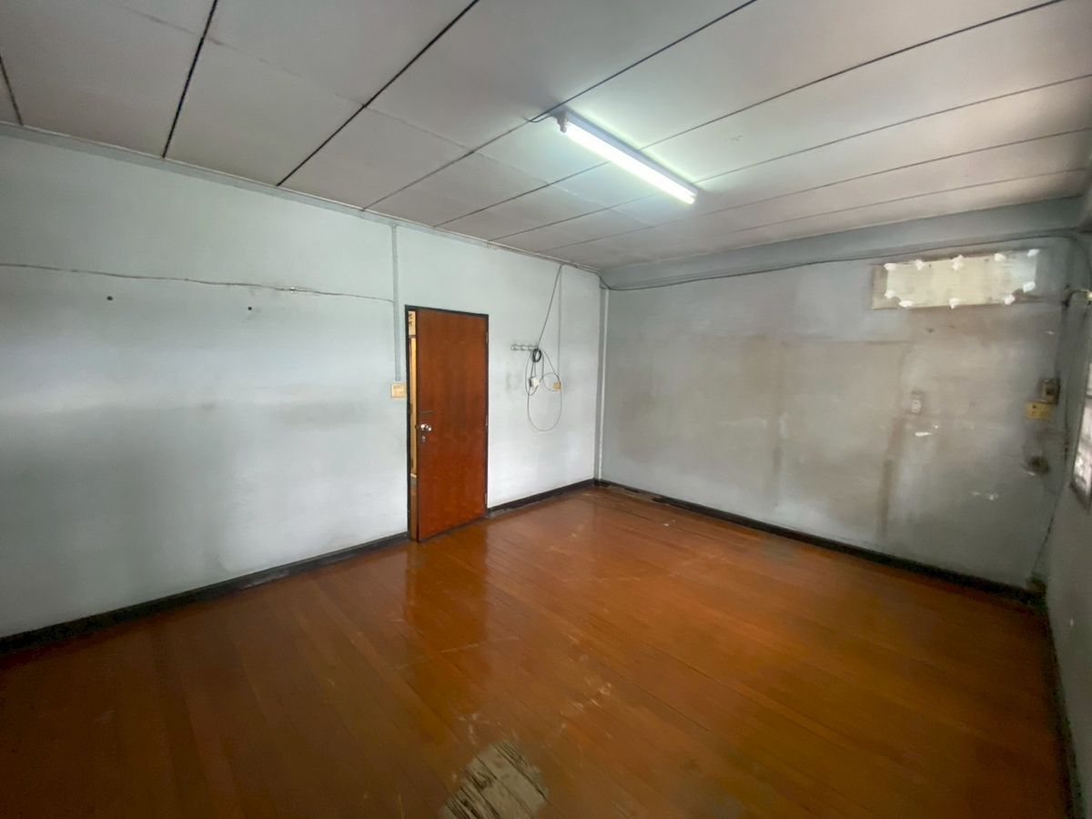 For SaleTownhomeBang kae, Phetkasem : *Urgent sale* Selling for 4 million 💥 Petchkasem Road, Soi 60/3 💥 Selling a townhouse, 100 meters into Petchkasem Road alley!! Near Bang Khae BTS station 💥💥088-398-3835