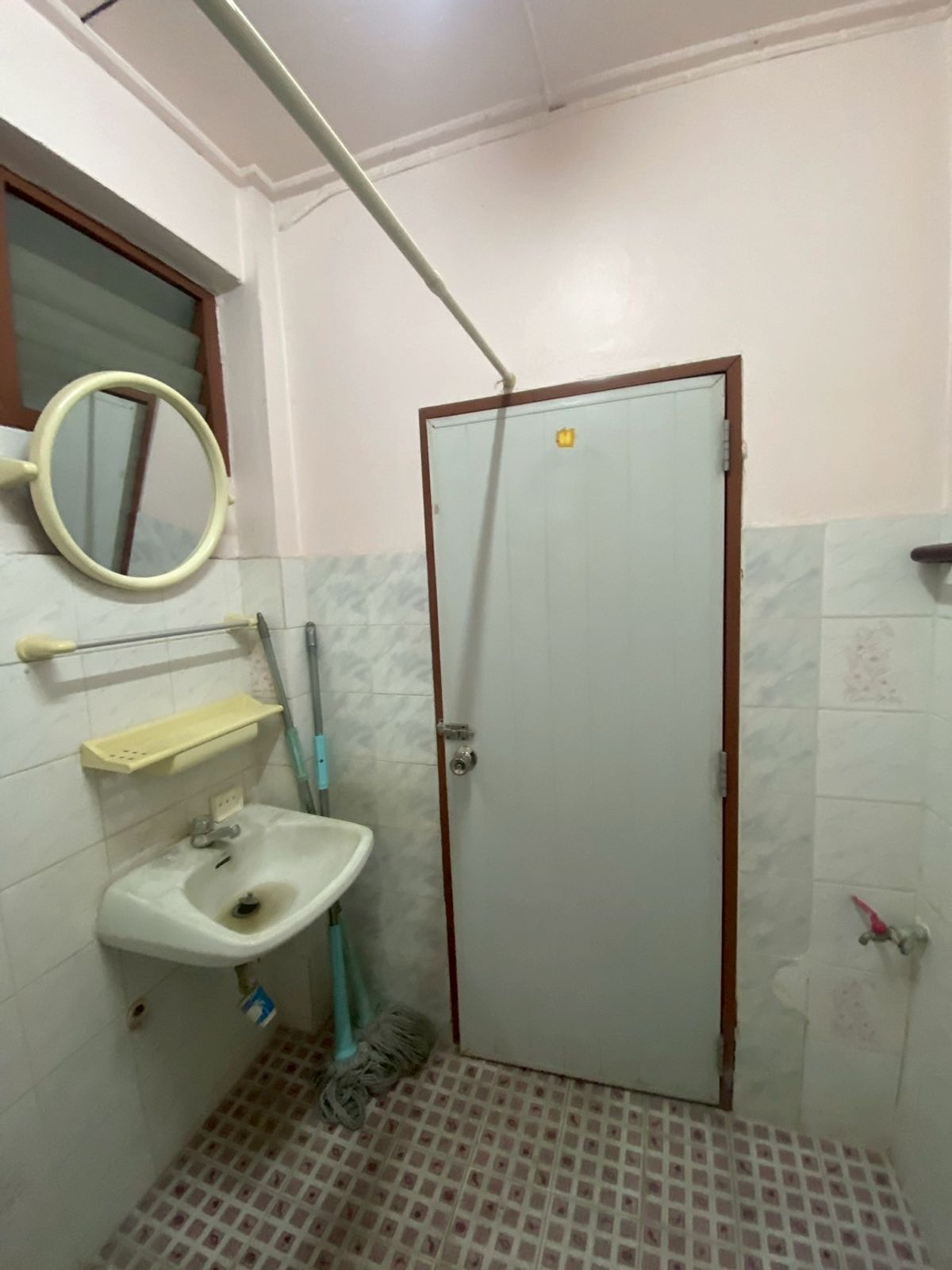 For SaleTownhomeBang kae, Phetkasem : *Urgent sale* Selling for 4 million 💥 Petchkasem Road, Soi 60/3 💥 Selling a townhouse, 100 meters into Petchkasem Road alley!! Near Bang Khae BTS station 💥💥088-398-3835