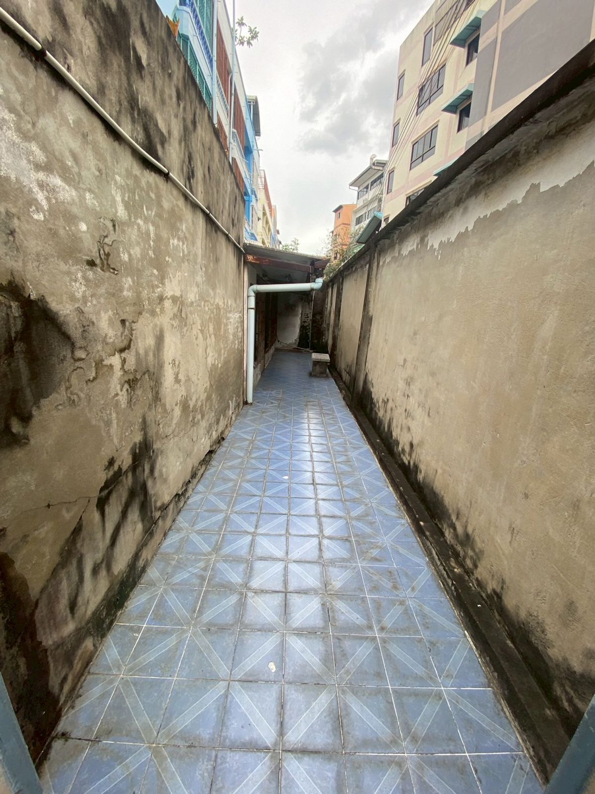 For SaleTownhomeBang kae, Phetkasem : *Urgent sale* Selling for 4 million 💥 Petchkasem Road, Soi 60/3 💥 Selling a townhouse, 100 meters into Petchkasem Road alley!! Near Bang Khae BTS station 💥💥088-398-3835