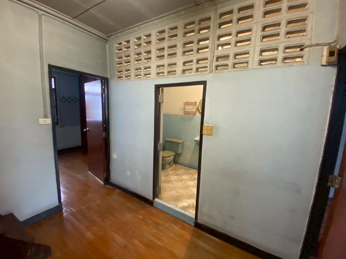 For SaleTownhomeBang kae, Phetkasem : *Urgent sale* Selling for 4 million 💥 Petchkasem Road, Soi 60/3 💥 Selling a townhouse, 100 meters into Petchkasem Road alley!! Near Bang Khae BTS station 💥💥088-398-3835