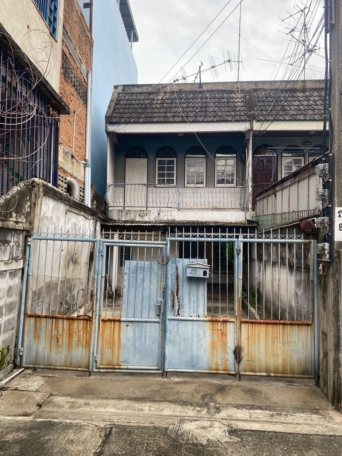 For SaleTownhomeBang kae, Phetkasem : *Urgent sale* Selling for 4 million 💥 Petchkasem Road, Soi 60/3 💥 Selling a townhouse, 100 meters into Petchkasem Road alley!! Near Bang Khae BTS station 💥💥088-398-3835