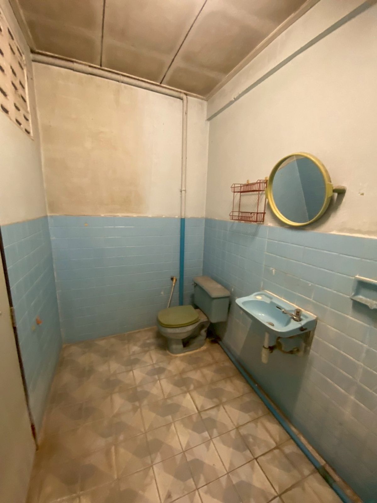 For SaleTownhomeBang kae, Phetkasem : *Urgent sale* Selling for 4 million 💥 Petchkasem Road, Soi 60/3 💥 Selling a townhouse, 100 meters into Petchkasem Road alley!! Near Bang Khae BTS station 💥💥088-398-3835