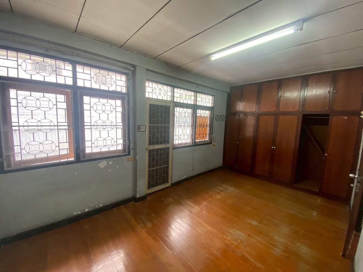 For SaleTownhomeBang kae, Phetkasem : *Urgent sale* Selling for 4 million 💥 Petchkasem Road, Soi 60/3 💥 Selling a townhouse, 100 meters into Petchkasem Road alley!! Near Bang Khae BTS station 💥💥088-398-3835