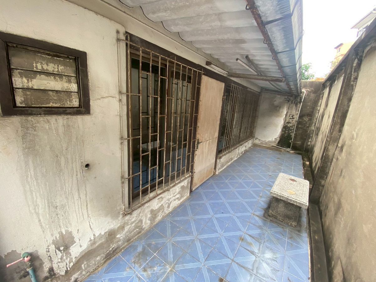 For SaleTownhomeBang kae, Phetkasem : *Urgent sale* Selling for 4 million 💥 Petchkasem Road, Soi 60/3 💥 Selling a townhouse, 100 meters into Petchkasem Road alley!! Near Bang Khae BTS station 💥💥088-398-3835