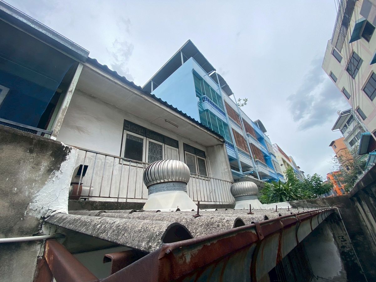 For SaleTownhomeBang kae, Phetkasem : *Urgent sale* Selling for 4 million 💥 Petchkasem Road, Soi 60/3 💥 Selling a townhouse, 100 meters into Petchkasem Road alley!! Near Bang Khae BTS station 💥💥088-398-3835