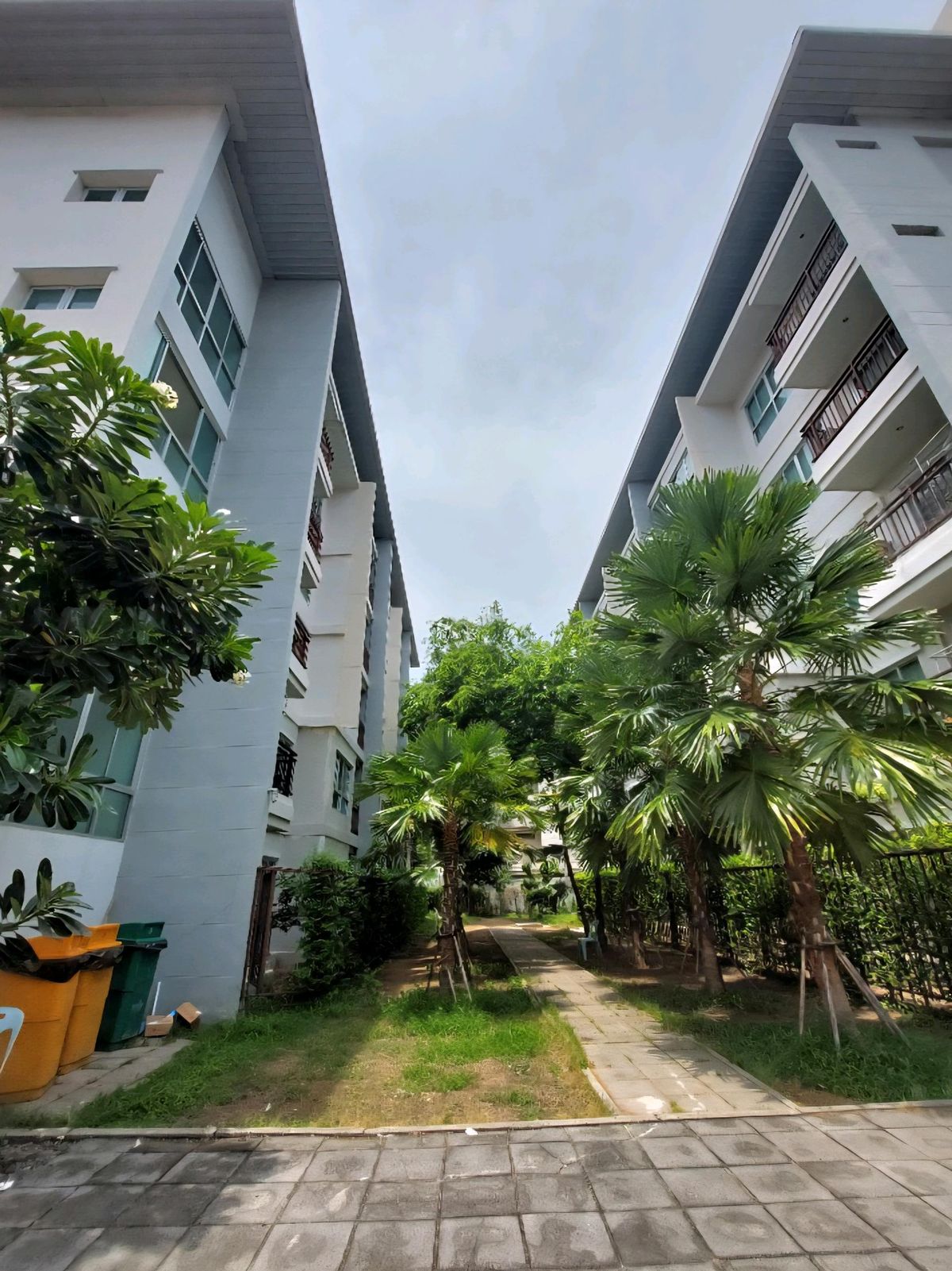 For RentCondoChaengwatana, Muangthong : Condo for rent: The Cube Chaengwattana, 150 meters into the alley, 200 meters from the BTS National Telecommunications Station.