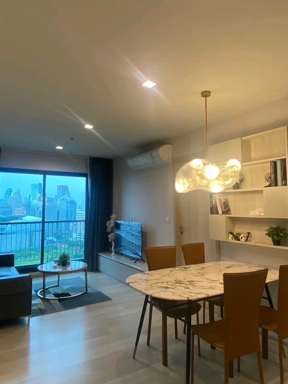 ให้เช่าคอนโดวิทยุ ชิดลม หลังสวน : • 𝐑𝐄𝐍𝐓 • 𝐋𝐢𝐟𝐞 𝐎𝐧𝐞 𝐖𝐢𝐫𝐞𝐥𝐞𝐬𝐬 • 𝟐 𝐁𝐞𝐝 𝟐 𝐁𝐚𝐭𝐡 • 𝟔𝟑 𝐒𝐪𝐦. • 50,000 •  𝐄𝐦𝐛𝐚𝐬𝐬𝐲-𝐕𝐢𝐞𝐰   𝐋𝐢𝐧𝐞 𝐈𝐃 : 𝐕𝐚𝐬𝐬𝐢𝐥𝐲